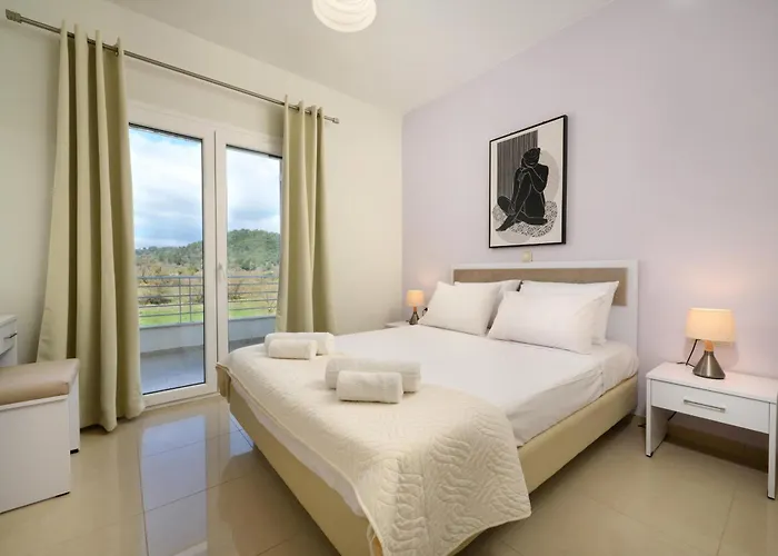 Aliki's Luxury With View, Pet Friendly!